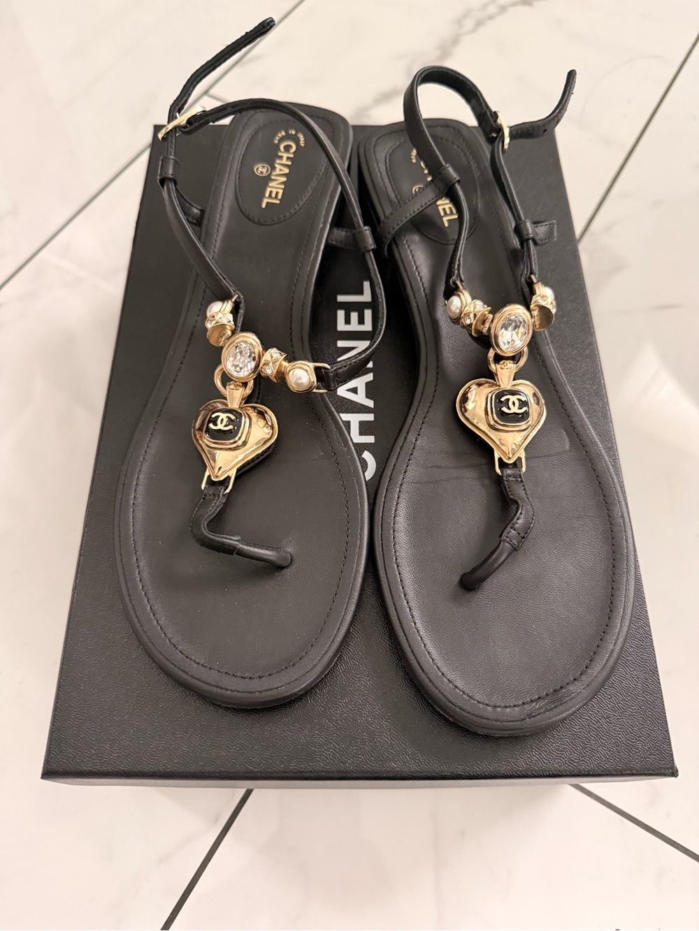 CHANEL Heart CC Embellished Thong Sandal – Black/Gold | EU 40
